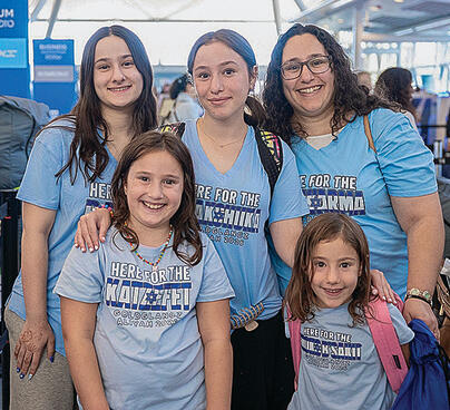 רבקה גולדגלנץ ובנותיה (שחר עזרן) רבקה גולדגלנץ ובנותיה