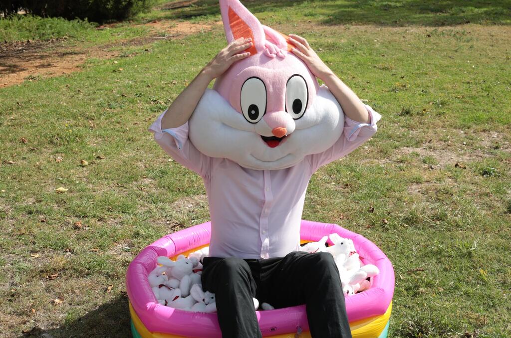 אייל בתור ארנב אנושי. כך התחיל סיפור האהבה שלו עם מעין (צילום: מעין חיים) תחפושת הארנב