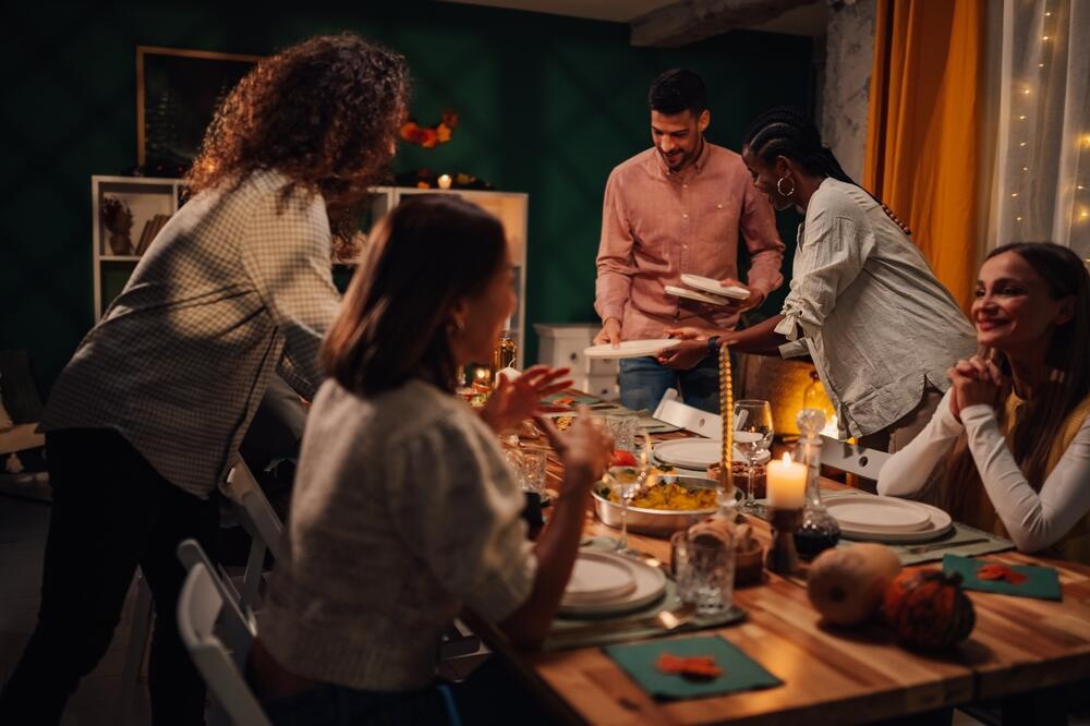 Holiday dinner is not the place for a first meeting with a new partner (Photo: Shutterstock) ארוחת חג ארוחה משפחתית