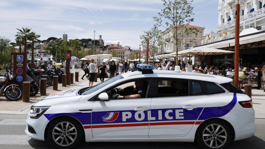 French police arrested 3 men on suspicion of 'criminal association with a terrorist organization for the purpose of preparing acts of terror (Photo: Kristy Sparow / Getty Images) ניידת משטרה בצרפת. ארכיון