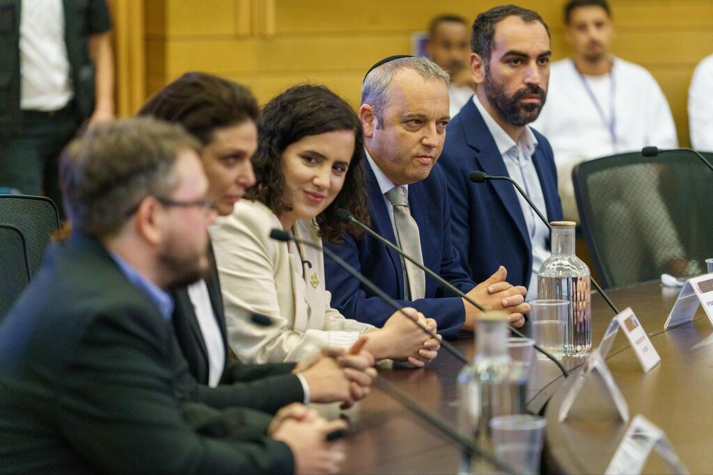 מפלגת "הדמוקרטים" בהגשת רשימות המועמדים (צילום: שלו שלום) מפלגת "הדמוקרטים" בהגשת רשימות המועמדים