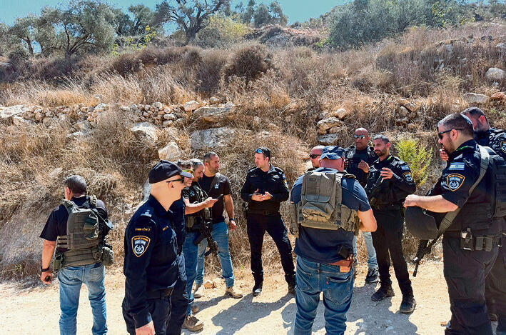 כוחות הביטחון סמוך לזירת הפיגוע, אתמול.