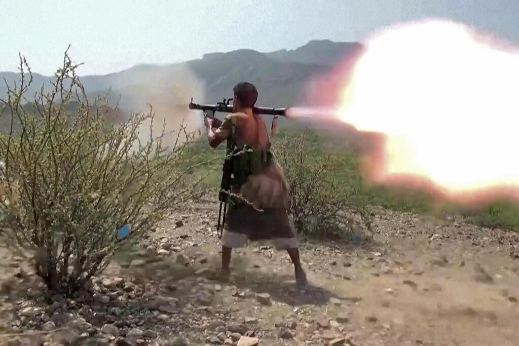 תיעוד שפרסמו כוחות הממשלה התימנית הנתמכת על ידי סעודיה מקרבות מול החות'ים חות'ים באזור תעז בדרום-מערב תימן 8 בספטמבר