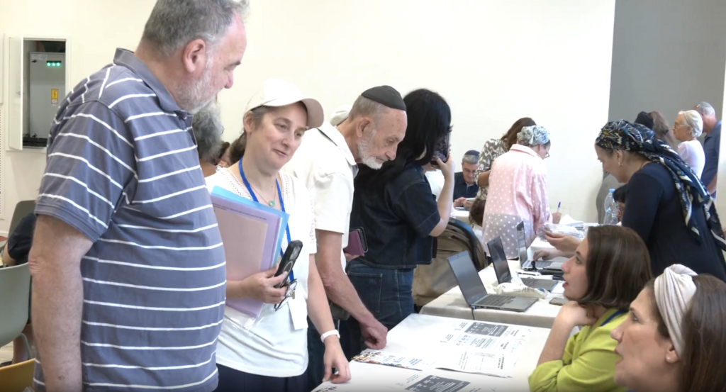 Ariel, director of olim services at Baka municipal aliyah support center, checks in with her volunteers (Photo: Screenshot) Ariel, director of olim services at Baka municipal aliyah support center, checks in with her volunteers
