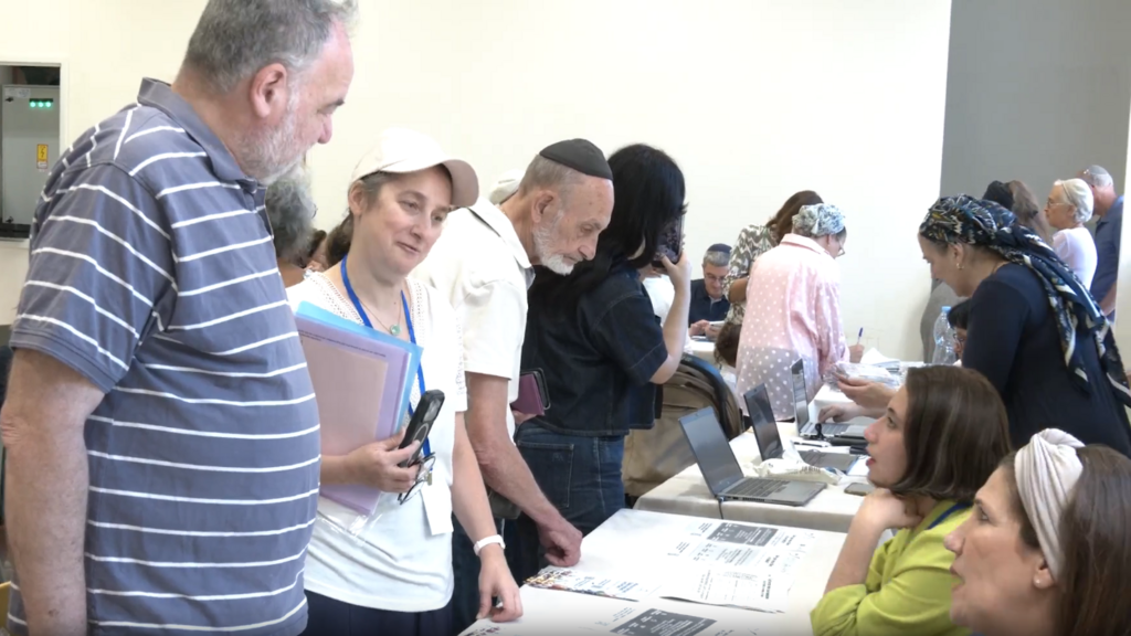 Ariel, director of olim services at Baka municipal aliyah support center, checks in with her volunteers (Photo: Screenshot) Ariel, director of olim services at Baka municipal aliyah support center, checks in with her volunteers