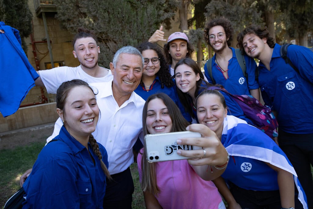 דורון אלמוג, יו"ר הסוכנות היהודית, עם חניכי המכון למדריכי חו"ל הפועל הסוכנות היהודית וההסתדרות הציונית העולמית (צילום: אלכס קולומויסקי) דורון אלמוג, יו"ר הסוכנות היהודית, עם חניכי המכון למדריכי חו"ל הפועל הסוכנות היהודית וההסתדרות הציונית העולמית
