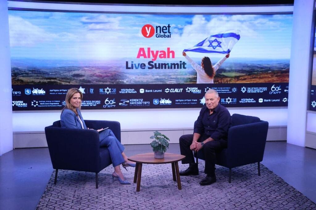 דורון אלמוג, יו"ר הסוכנות היהודית, בשיחה עם שרון כידון (צילום: מוטי קמחי) דורון אלמוג, יו"ר הסוכנות היהודית, בשיחה עם שרון כידון