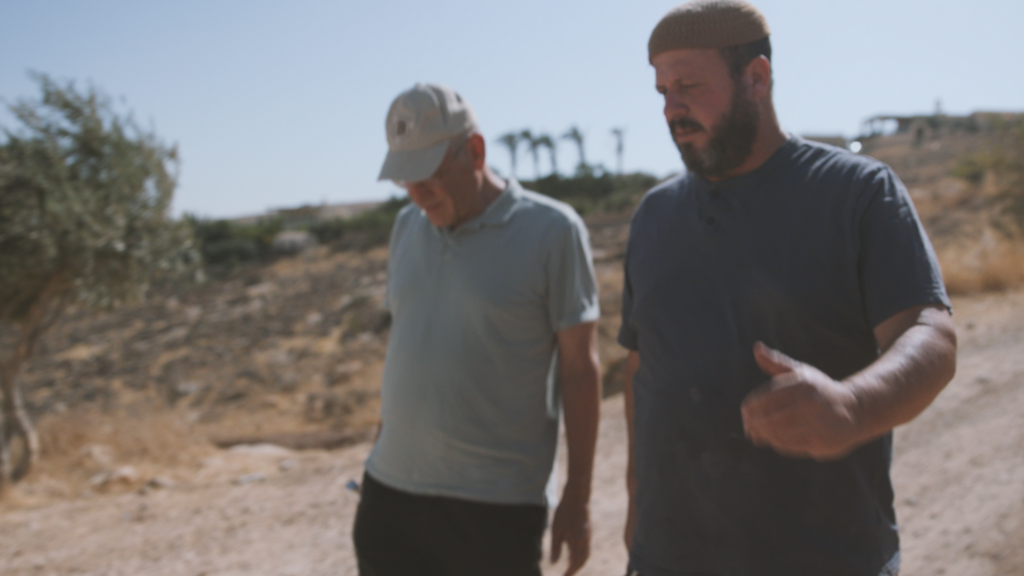 "כשאתה חזק הערבים מתכנסים לבית שלהם. כשאתה חלש הם מתפרסים למרחב שלך". יוסי (מימין) ( צילום: עידן גליקזליג) "כשאתה חזק הערבים מתכנסים לבית שלהם. כשאתה חלש הם מתפרסים למרחב שלך". יוסי (מימין)