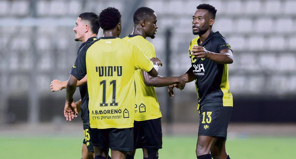 עולה על הלוח. אנסה חוגג עם החברים בבית"ר | צילום: עמרי שטיין עולה על הלוח. אנסה חוגג עם החברים בבית"ר | צילום: עמרי שטיין