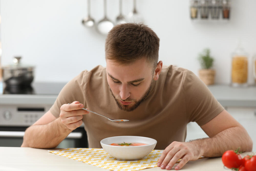 הכי חשוב: לאכול ברוגע (תמונה: Shutterstock/New Africa) מרק