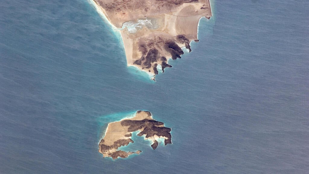 Perim Island in the Bab al-Mandab Strait; the Houthis no longer need advanced weapons to attack ships האי פרים המוכר גם בשם מאיון שב מצר באב אל-מנדב שעליו לפי דיווח השתלטו החות'ים חות'ים ב תימן