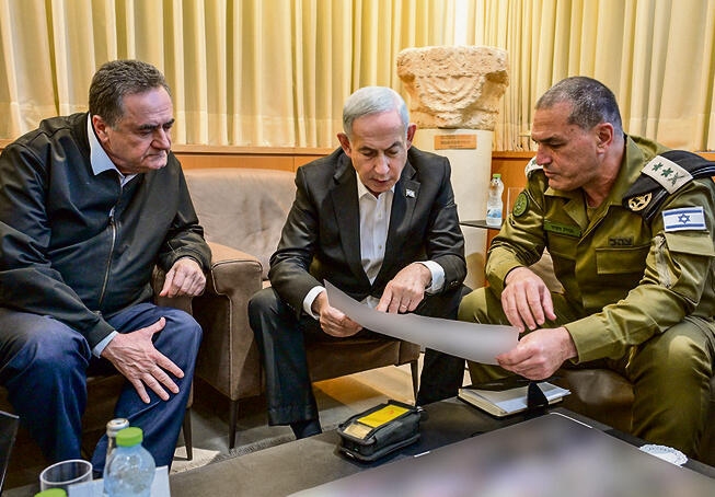 עם נתניהו וכ"ץ. דרג מדיני שאוהב להצהיר: "הוריתי לצה"ל"