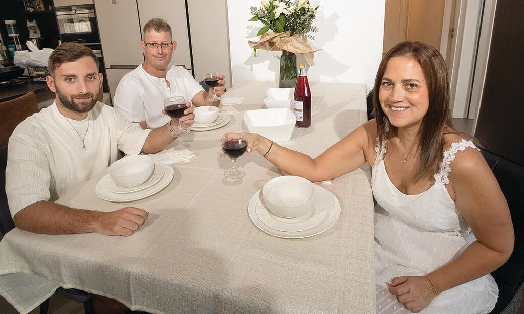 Matan Angrest and his parents Hagai and Anat (Photo: Gil Nechushtan) הכיסא כבר לא ריק. ענת, חגי ומתן אנגרסט