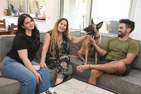 עינת חמיאס בונס ומשפחתה