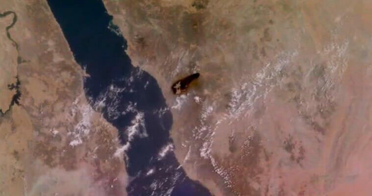 Smoke plume following the fire (Photo: AFP PHOTO / (C) "© 2026 Copernicus Sentinel Data) תמונת לוויין שמציגה את העשן מהשריפה לאורך צינור נפט בסעודיה