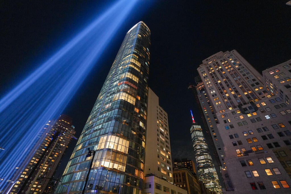 The Tribute in Light illuminates the night sky over Lower Manhattan in remembrance of the victims of the Sept. 11 terrorist attacks (Photo: Ryan MURPHY / AFP) האורות בניו יורק לזכר הפיגוע במגדלי התאומים 11 בספטמבר