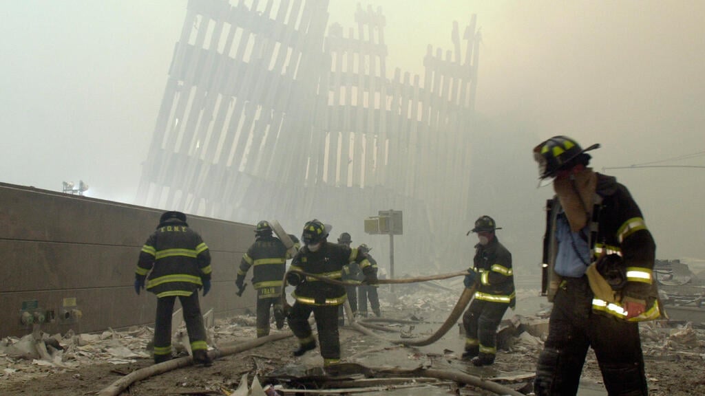 צילום: AP Photo/Mark Lennihan, File אסון התאומים הפיגוע במגדלי התאומים 11 בספטמבר 2001