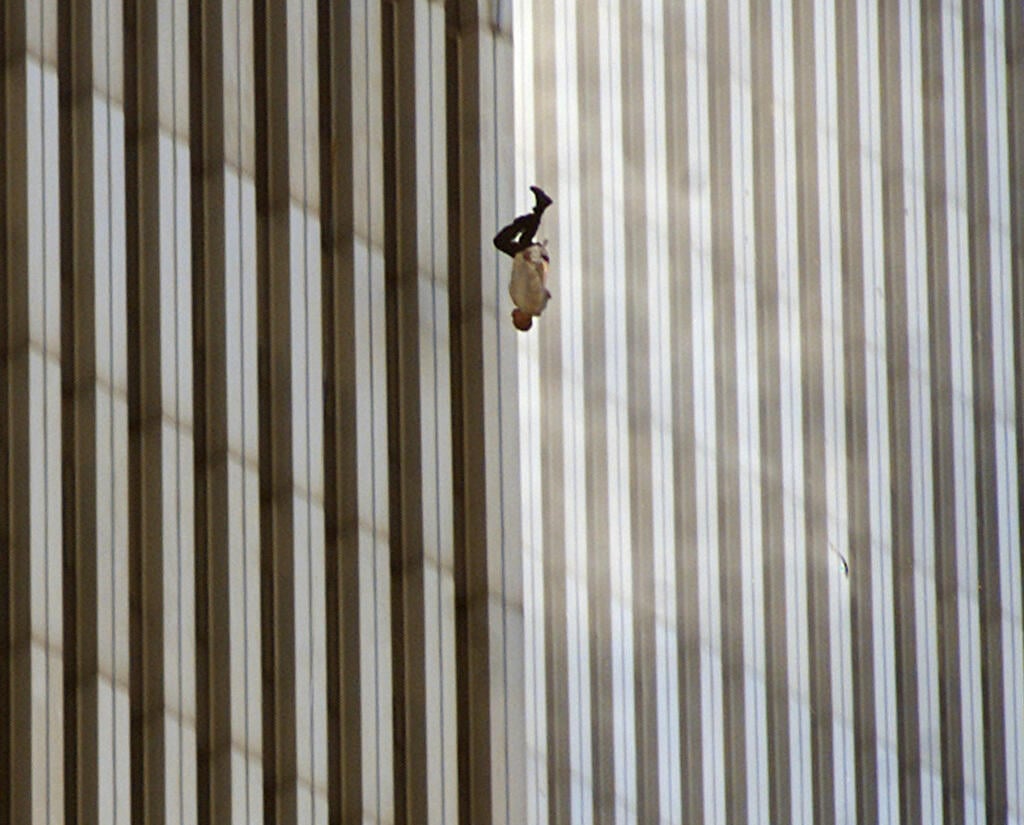 מאות קפצו אל מותם ממגדלי התאומים (צילום: AP Photo/Richard Drew, File) אסון התאומים הפיגוע במגדלי התאומים 11 בספטמבר 2001