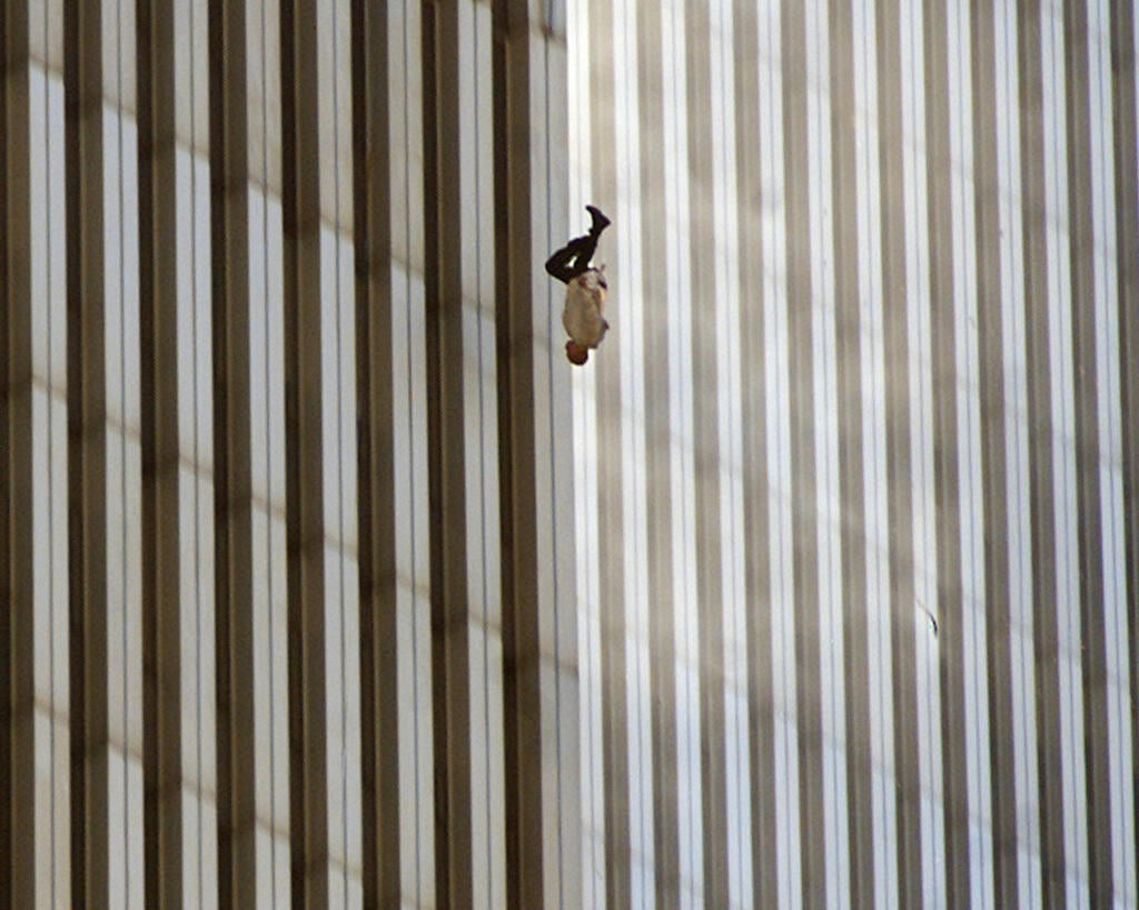 A person falls from the World Trade Center during the Sept. 11, 2001, terrorist attacks in New York (Photo: AP Photo/Richard Drew, File) אסון התאומים הפיגוע במגדלי התאומים 11 בספטמבר 2001