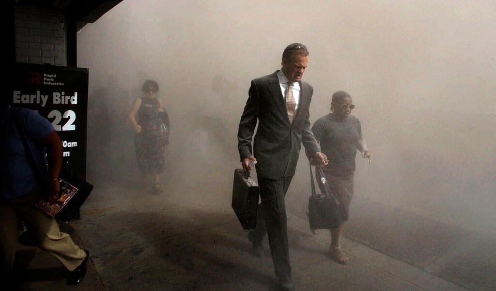 People flee through smoke and debris near the World Trade Center during the Sept. 11, 2001, terrorist attacks in New York (Photo: AP Photo/Amy Sancetta, FIle) אסון התאומים הפיגוע במגדלי התאומים 11 בספטמבר 2001