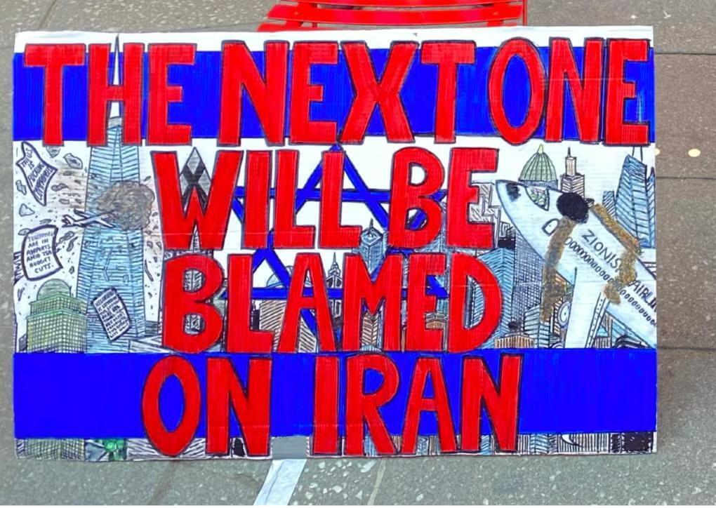 A sign promotes a conspiracy theory implying the Sept. 11 terrorist attacks were a 'false flag' operation perpetrated by Jews (Photo: ADL) תמונות וכרזות של יהודית לאחריות הפיגועים