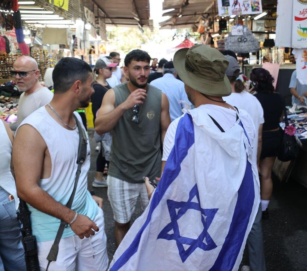 הכנות לחג בשוק הכרמל תל אביב (צילום: מוטי קמחי ) הכנות לחג בשוק הכרמל תל אביב