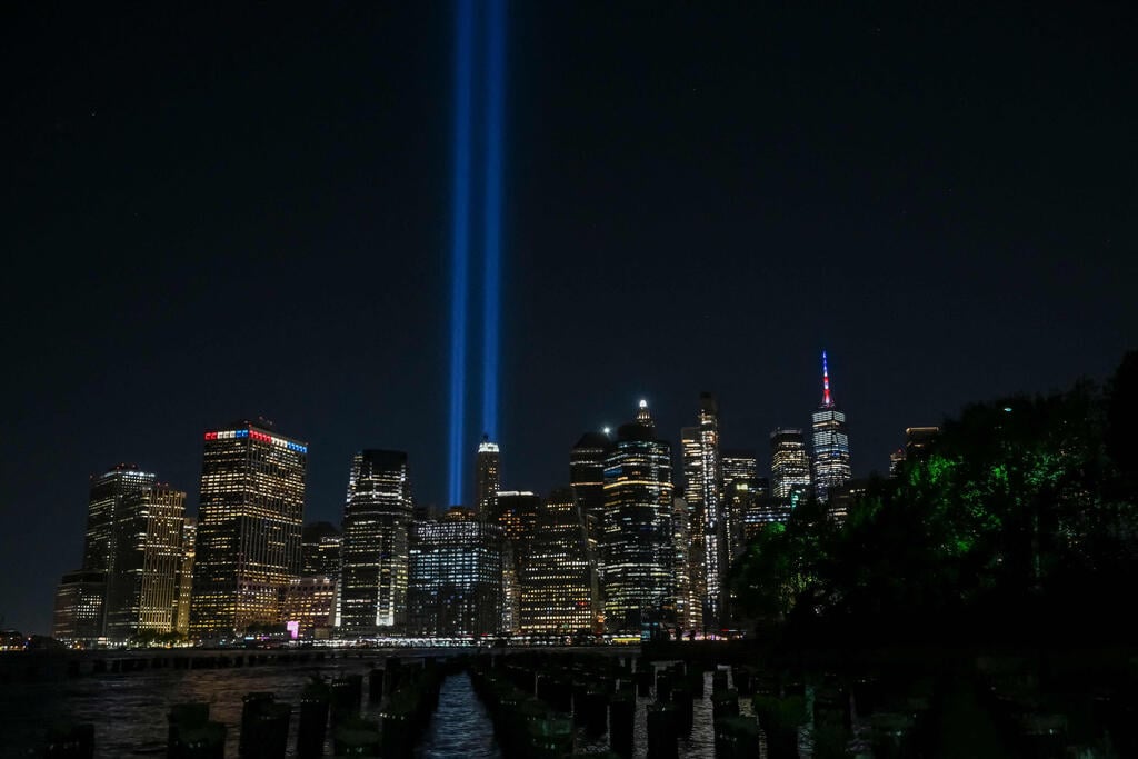 The Tribute in Light shines over the Manhattan skyline in remembrance of the victims of the Sept. 11 terrorist attacks (Photo: ANGELA WEISS / AFP) האורות בניו יורק לזכר הפיגוע במגדלי התאומים 11 בספטמבר