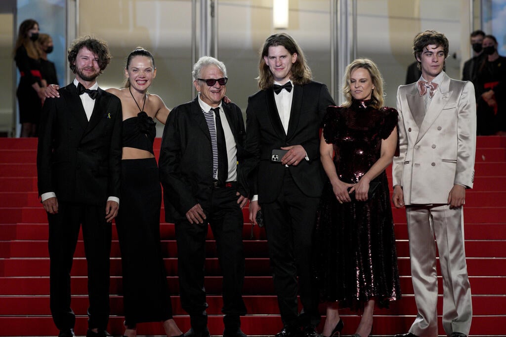 Jeremy Thomas and the cast and crew of ‘EO’ at the Cannes Film Festival (Photo: AP Photo/Daniel Cole) ג'רמי תומאס וחברי הקאסט של "אי-אה" בפסטיבל קאן