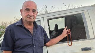 השוטר ירד מהניידת – ותועד שובר את חלונות הרכב של מוחמד | צפו