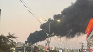 עם עשן שחור כבד: שריפה פרצה בשטח פתוח מאחורי מתחם "ביג פאשן" בירכא