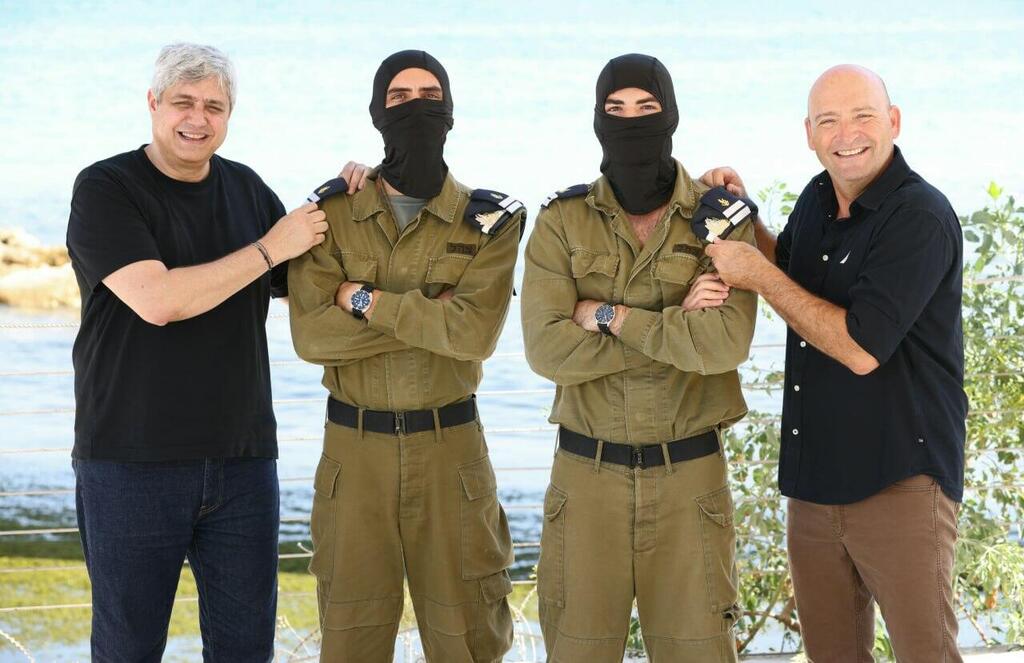 אסף (מימין), שלמה (משמאל) והבנים החובלים. "לא יודע איך להכיל את כמות הגאווה הזאת" (צילום: אלעד גרשגורן) שני חברים בקורס חובלים גילו שהאבות שלהם היו חברים בשירות הצבאי