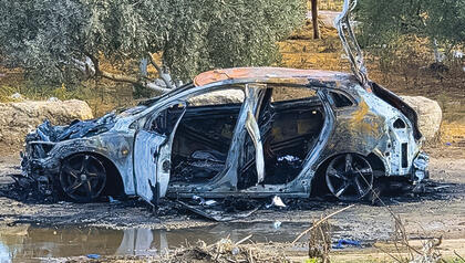 הרכב השרוף שבו נמצאו הגופות (צילום: חסן שעלאן) הרכב השרוף שבו נמצאו הגופות