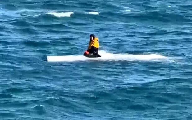 נסחף ימים בקור ובחשכה. דרק על הסירה הקטנה ההפוכה ארה"ב אלסקה הנער דרק פארקר אגנאנגה ש שרד 3 ימים נסחף בים בדרך לרוסיה מחולץ