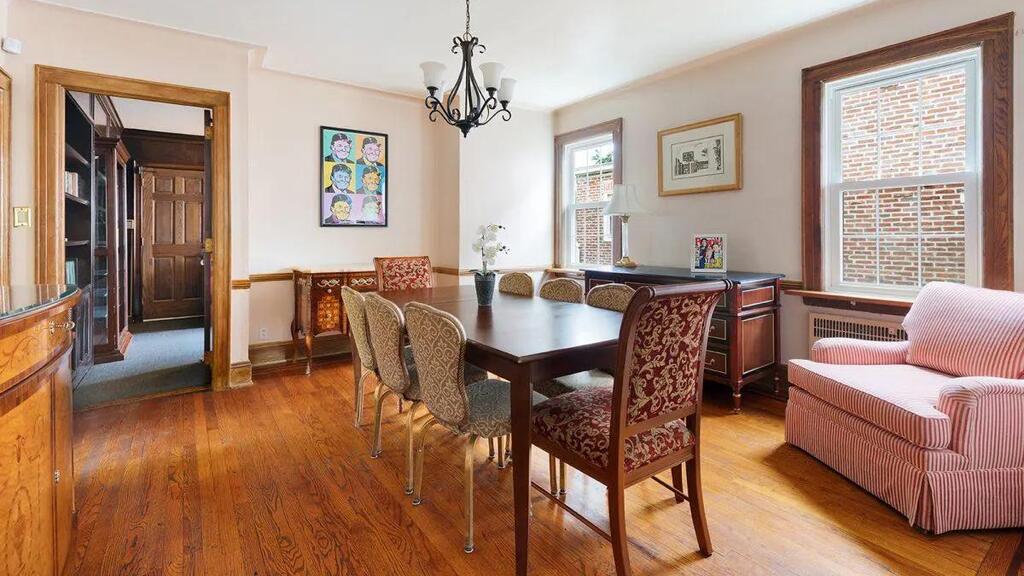 חדר האוכל והסלון (צילום: מתוך Airbnb) בית ילדותו של טראמפ