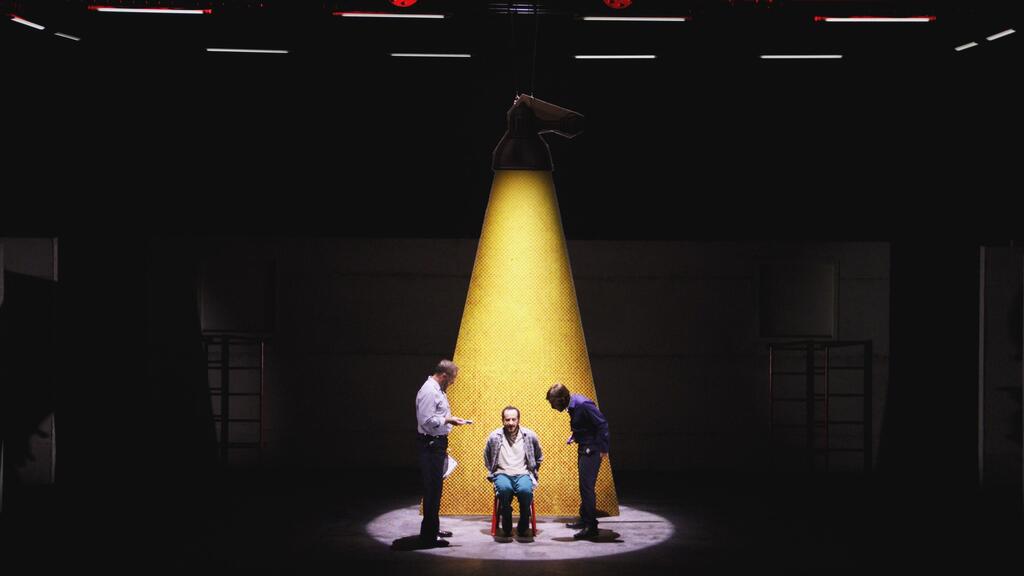 מתוך "אחרית הימים" בתיאטרון גשר