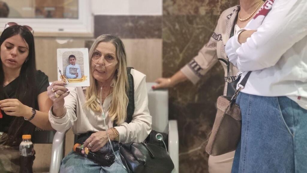 הסבתא חנה עם תמונת הנכד הלל (צילום: גלעד כהן) כתב אישום נגד ליאל איפרגן בגין רצח הלל דדון ז״ל