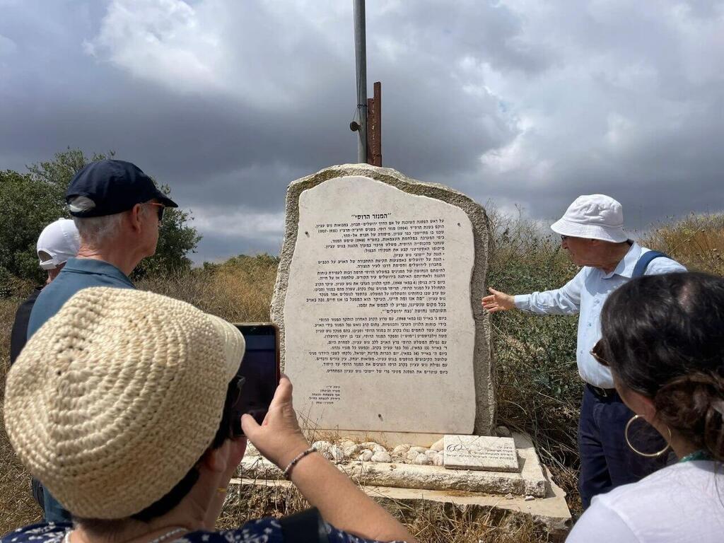 בני המשפחה של משה קמרה ז"ל באתר המנזר הרוסי, שבו נערך הקרב (צילום: בית הספר שדה כפר עציון) בני המשפחה של משה קמרה ז"ל באתר המנזר הרוסי, שבו נערך הקרב