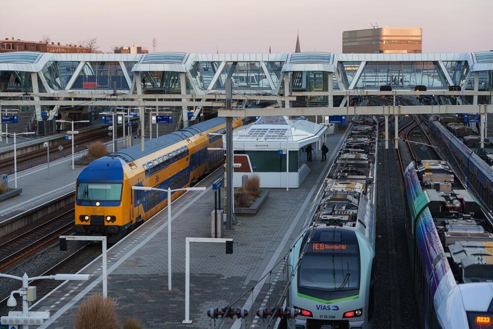 החקלאים אחראים? רכבות נשארו היום בתחנות (צילום: shutterstock/Alexander Fedosov) הולנד רכבת רכבות של חברת הרכבות הלאומית NS