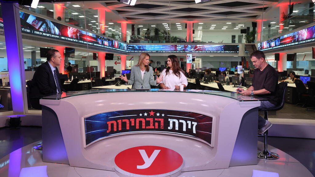 מיקי זוהר ושאול מרידור בתוכנית "זירת הבחירות" של שרון כידון ומורן אזולאי (צילום: יריב כץ ) מיקי זוהר ושאול מרידור בתוכנית "זירת הבחירות" של שרון כידון ומורן אזולאי
