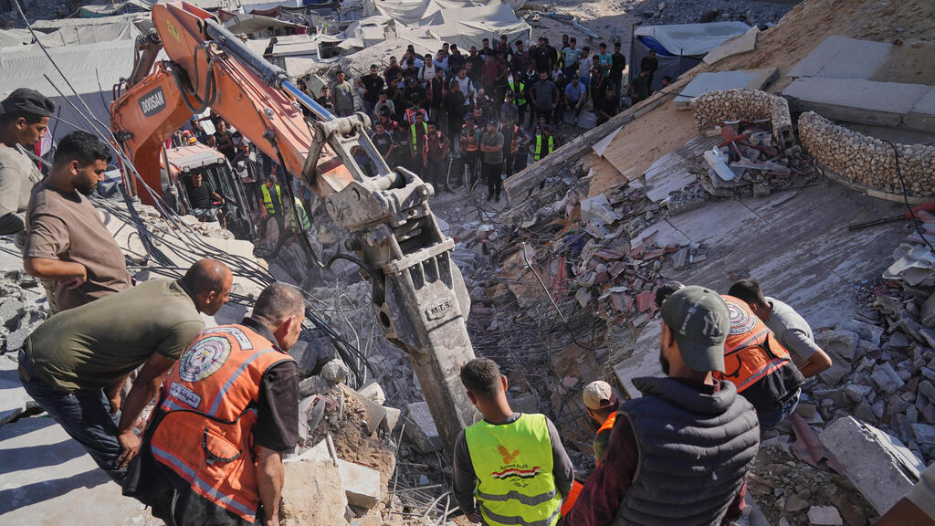 צילום: AP Photo/Jehad Alshrafi הרוגים ונעדרים בקריסת מבנה ששימש למגורי עקורים במערב עזה