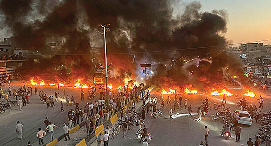 הפגנה המונית והצתות בסוריה (Ahmed Albam, AP Photo/Ahmed Albam) הפגנה המונית והצתות בסוריה