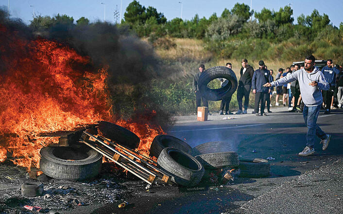 מהומות בדרום צרפת (GABRIEL BOUYS, AFP) מהומות בדרום צרפת