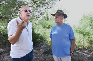 "באו לפגוע במסיק". ביני עירון (מימין) ואחמד יזבק