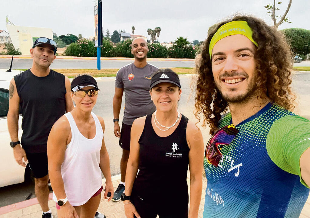ליאור ויצמן ז"ל (מימין) עם נעמי שטרית־אזולאי ז"ל (בלבן) במהלך אחת הריצות של הקבוצה (צילום: ליאור ויצמן ז"ל) ליאור ויצמן ז"ל (מימין) עם נעמי שטרית־אזולאי ז"ל (בלבן) במהלך אחת הריצות של הקבוצה
