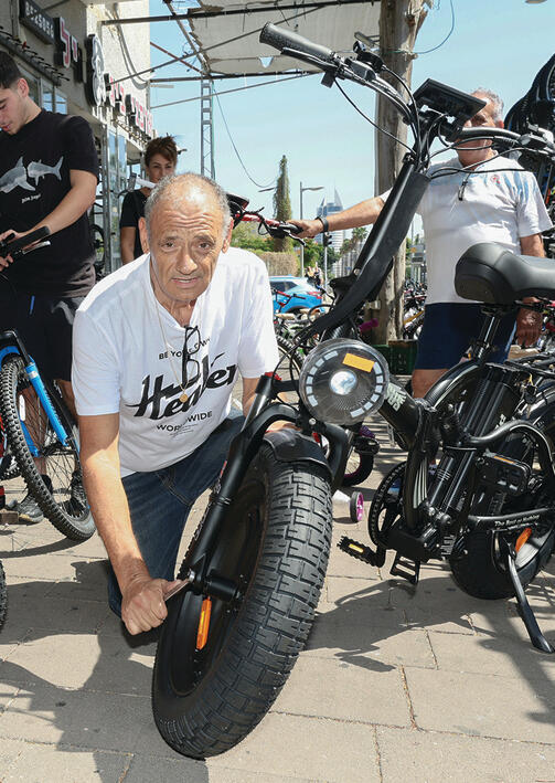 עובדים מסביב לשעון