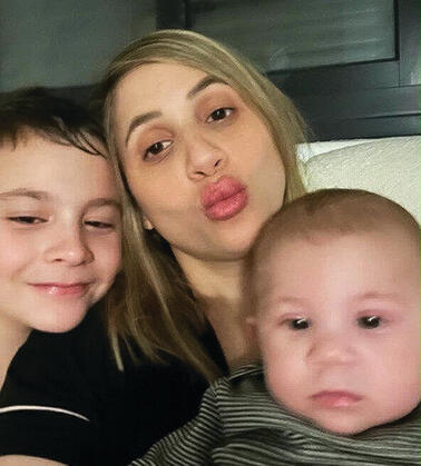 ספיר קוזי פרץ לצד שני ילדיה (באדיבות המשפחה) ספיר קוזי פרץ לצד שני ילדיה