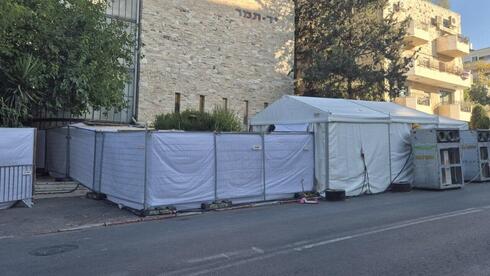 „מנהרה סודית” וממוזגת הוקמה מבית רה”מ – עד לבית הכנסת. אך נתניהו לא הגיע
