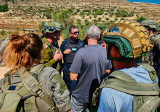 מפקד אוגדת איו"ש (משמאל) תא"ל קובי הלר ומפקד מרחב שומרון נצ"מ אבי כהן, בזירת הפיגוע | צילום: דובר צה"ל