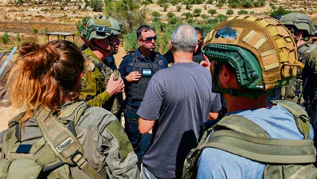 מפקד אוגדת איו"ש (משמאל) תא"ל קובי הלר ומפקד מרחב שומרון נצ"מ אבי כהן, בזירת הפיגוע | צילום: דובר צה"ל מפקד אוגדת איו"ש (משמאל) תא"ל קובי הלר ומפקד מרחב שומרון נצ"מ אבי כהן, בזירת הפיגוע | צילום: דובר צה"ל