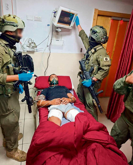 לוחמי דובדבן עוצרים את המחבל בביה"ח ברמאללה (ללא) לוחמי דובדבן עוצרים את המחבל בביה"ח ברמאללה